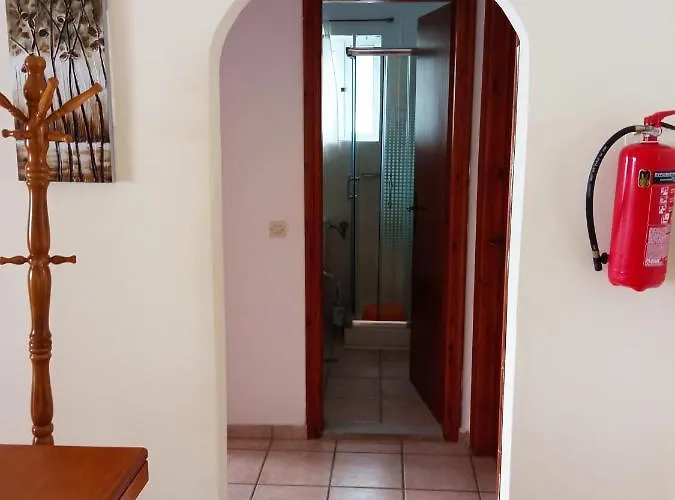 Appartement Agios Georgios - 2 Beds - Sleeps 5 - Free Parking *
