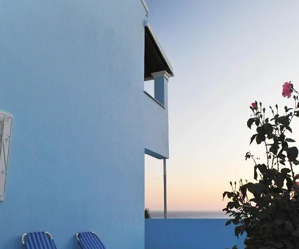 Agios Georgios - 2 Beds - Sleeps 5 - Free Parking Appartement