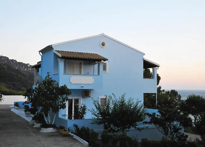 Agios Georgios - 2 Beds - Sleeps 5 - Free Parking