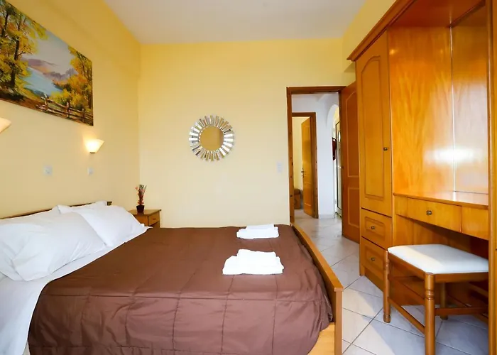 Agios Georgios - 2 Beds - Sleeps 5 - Free Parking Appartement