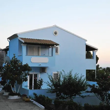 Agios Georgios - 2 Beds - Sleeps 5 - Free Parking