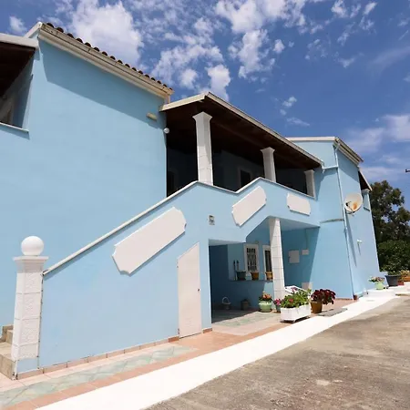 Agios Georgios - 2 Beds - Sleeps 5 - Free Parking *