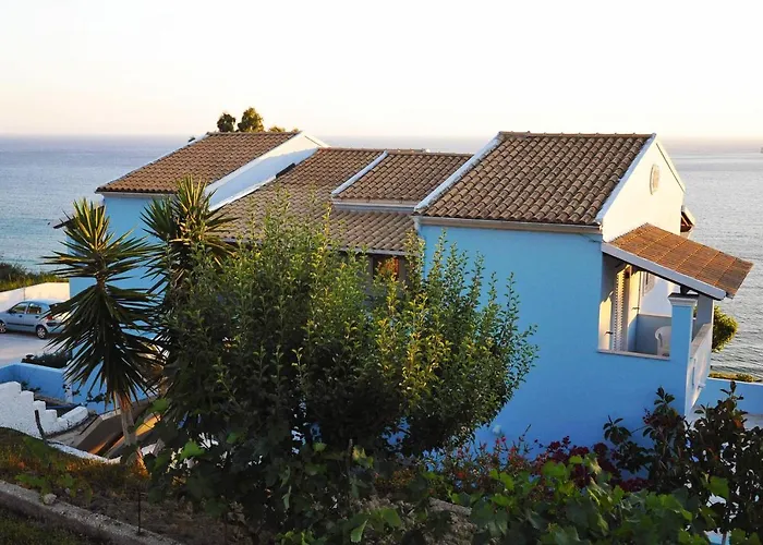 Agios Georgios - 2 Beds - Sleeps 5 - Free Parking