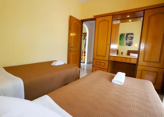 Agios Georgios - 2 Beds - Sleeps 5 - Free Parking