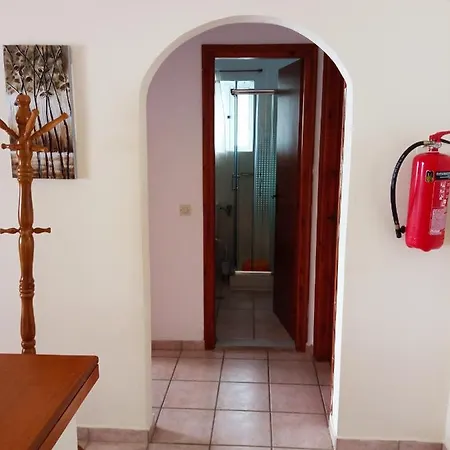 Appartement Agios Georgios - 2 Beds - Sleeps 5 - Free Parking *