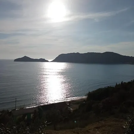 Agios Georgios - 2 Beds - Sleeps 5 - Free Parking * Ájosz Jeórjosz Págon