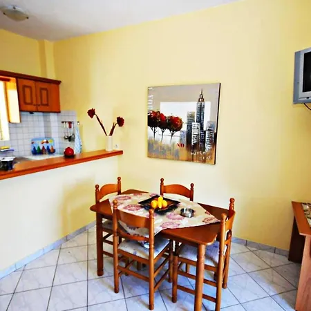 Agios Georgios - 2 Beds - Sleeps 5 - Free Parking