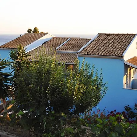 Agios Georgios - 2 Beds - Sleeps 5 - Free Parking
