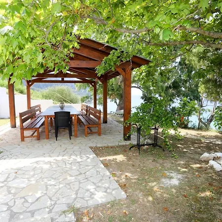 Agios Georgios - 2 Beds - Sleeps 5 - Free Parking Appartement