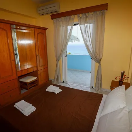 Agios Georgios - 2 Beds - Sleeps 5 - Free Parking *