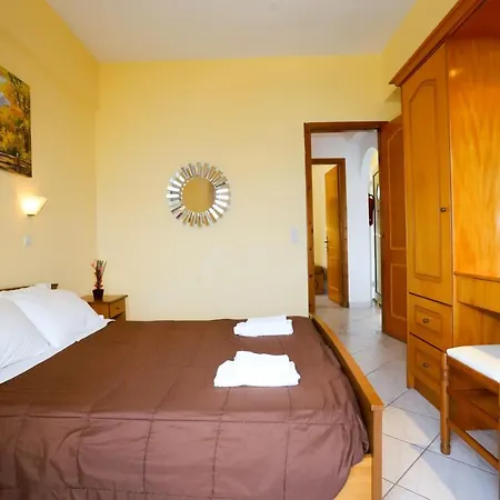 Agios Georgios - 2 Beds - Sleeps 5 - Free Parking Appartement