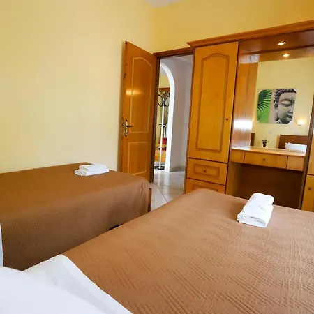 Agios Georgios - 2 Beds - Sleeps 5 - Free Parking