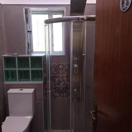 Agios Georgios - 2 Beds - Sleeps 5 - Free Parking *