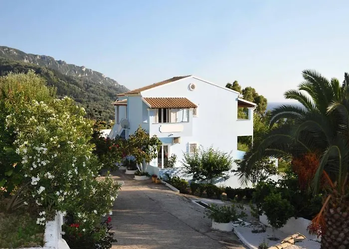 Agios Georgios - 2 Beds - Sleeps 5 - Free Parking