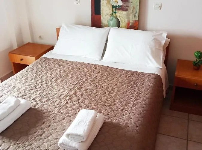 Agios Georgios - 2 Beds - Sleeps 5 - Free Parking Апартаменты *