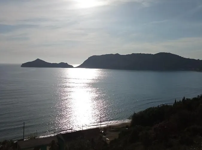 Agios Georgios - 2 Beds - Sleeps 5 - Free Parking * Агиос-Георгиос-Пагон
