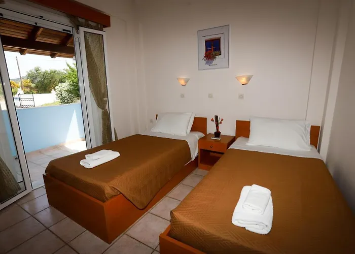 Agios Georgios - 2 Beds - Sleeps 5 - Free Parking Апартаменты Агиос-Георгиос-Пагон