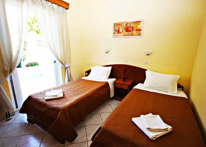 Апартаменты Agios Georgios - 2 Beds - Sleeps 5 - Free Parking *