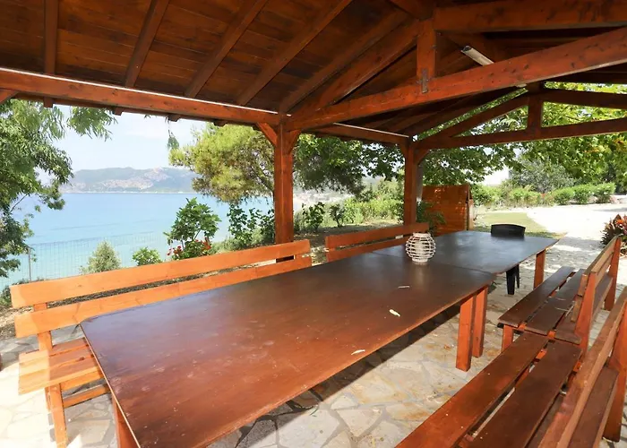 Апартаменты Agios Georgios - 2 Beds - Sleeps 5 - Free Parking Агиос-Георгиос-Пагон