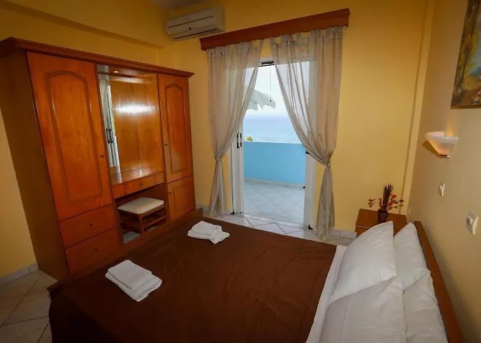 Agios Georgios - 2 Beds - Sleeps 5 - Free Parking *
