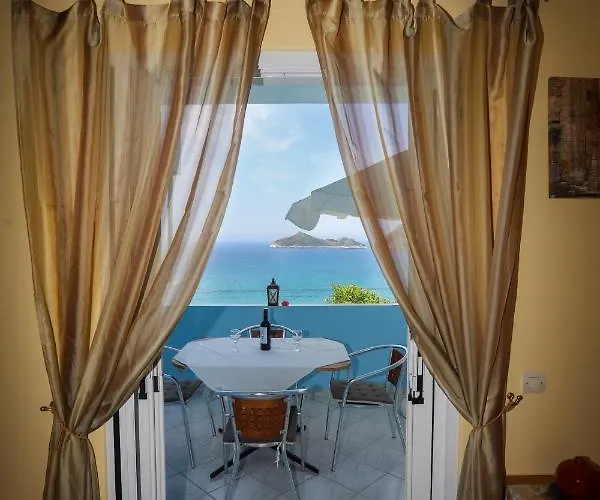 Апартаменты Agios Georgios - 2 Beds - Sleeps 5 - Free Parking Агиос-Георгиос-Пагон