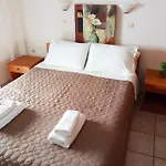 Agios Georgios - 2 Beds - Sleeps 5 - Free Parking Apartament *