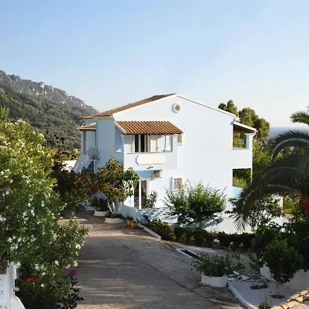 Agios Georgios - 2 Beds - Sleeps 5 - Free Parking