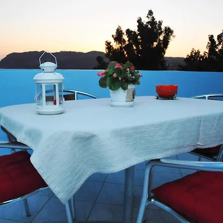 Agios Georgios - 2 Beds - Sleeps 5 - Free Parking Appartamento *