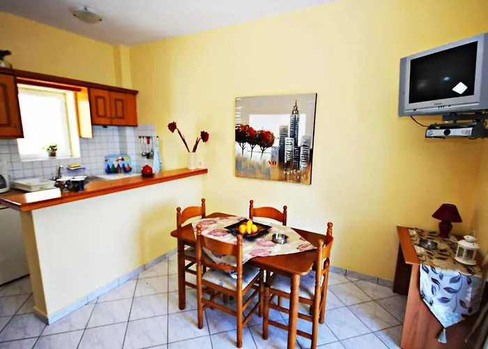 Agios Georgios - 2 Beds - Sleeps 5 - Free Parking