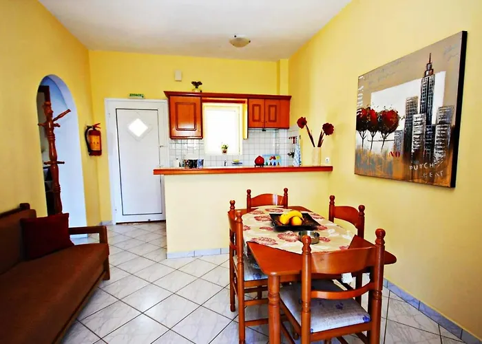 アパート Agios Georgios - 2 Beds - Sleeps 5 - Free Parking