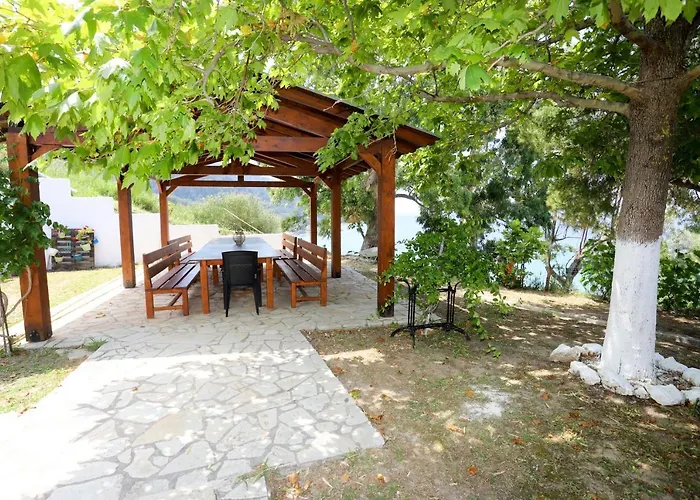 Agios Georgios - 2 Beds - Sleeps 5 - Free Parking アパート