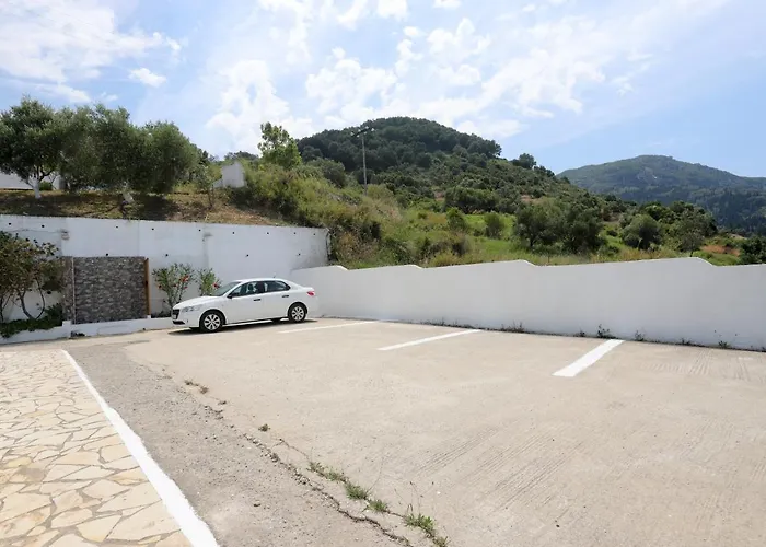 アパート Agios Georgios - 2 Beds - Sleeps 5 - Free Parking